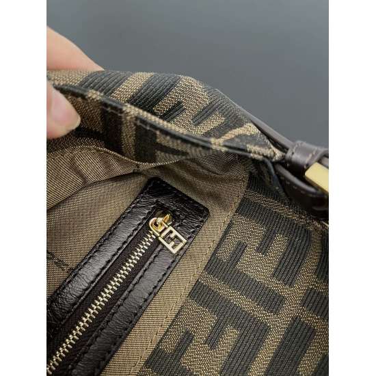 On March 7, 2024, the original 550 special grade 650 gold buckle small stick bag is currently the most popular illegal stick bag in FENDI medieval bags. The bag is compact and versatile, making it the most primitive bag in the medieval style. It comes wit