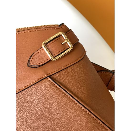 20231125 p800M22914 black M22925 brown M23061 meter white M22927 grayish brown top grade original unit exquisite and practical Lock It MM bag is made of exquisite grain Taurillon leather and smooth calf leather, paired with golden decorative buckles and h