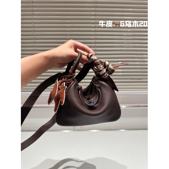 2023.10.29 Head layer cowhide ebony P325/P295 Hermes shoulder bag Lindy bag large size 26.18 small size 19.13 Hermes Lindy bag ✅ The first layer of cowhide is casual. It is soft and soft. Usually, sisters who like casual wear can buy a bag, which is easy 