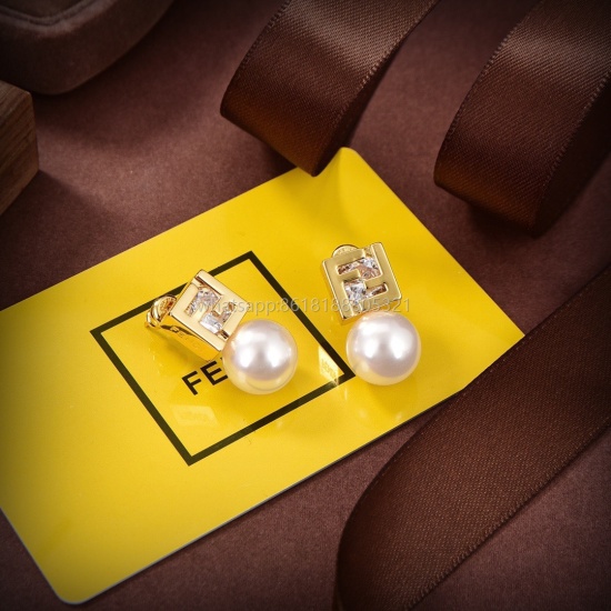 July 23, 2023 ❤️ Gold shipment ❤️ FENDI Fendi logo earrings, a high-end customized popular new model with simple and elegant appearance, it is difficult to see such familiar and elegant earrings. Exquisite and perfect for daily matching, babies, this is d