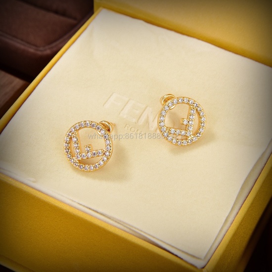 July 23, 2023 Large ❤️❤️ FENDI Fendi logo earrings, a high-end customized popular new model with simple and elegant appearance, it is difficult to see such familiar and elegant earrings. Exquisite and perfect for daily matching, babies, this is definitely