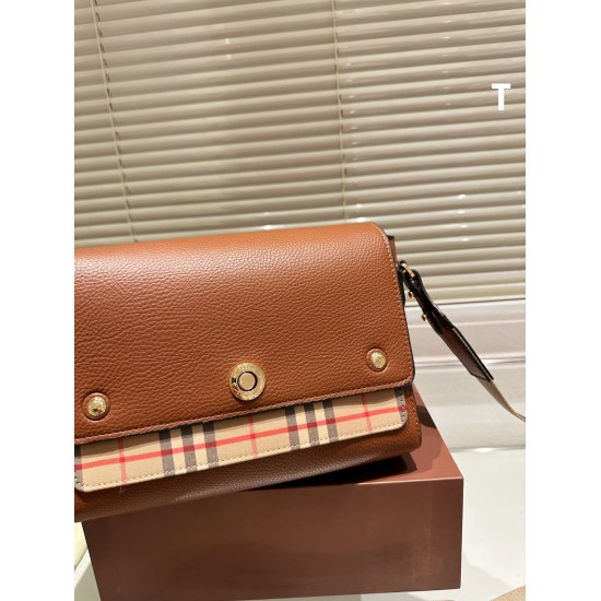 2023.11.17 P215 Autumn's First Bag | The Burberry handbag is indeed the most suitable for autumn. It can be carried and shouldered, with a super large capacity. The entire bag is square, retro and cute, perfect for autumn. Not only does it require milk te