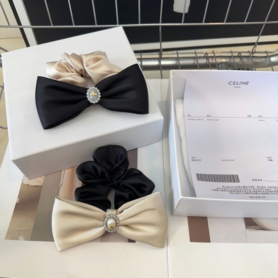 20240413 P 55 comes with a packaging box CELINE. The new Triumphal Arch hairband is exquisite and comfortable, very fashionable and versatile! A must-have item for goddesses