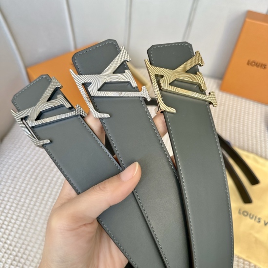 2023.12.14 Width 40mm Synchronous New! The LV Fancy 40mm waist belt is made of soft calf leather with a double-sided design and exquisite pattern hanging buckle. The buckle is finely carved with a textured buckle. Elegant and versatile for both sides