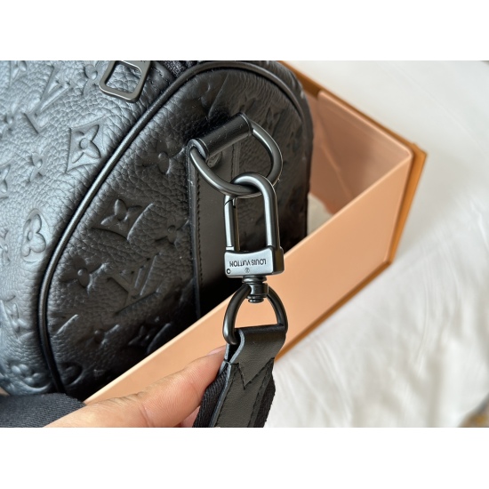 2023.10.1 295 Gift Box Size: 35 * 20cmL Home Keepall Black Cowhide Pillow Bag 35 This size is really suitable for boys to accommodate a 14 inch laptop, both male and female!!!! Male friends' battle bag search Lv keepall