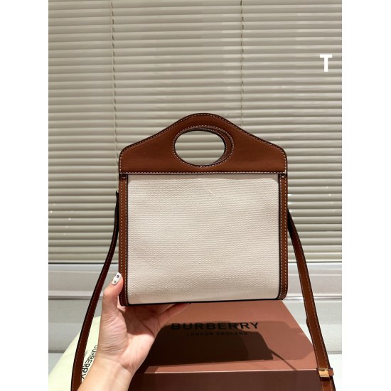 2023.11.17 P205 Autumn's First Bag | The Burberry Postman Bag is indeed the most suitable bag for autumn. It can be carried and shouldered, with a super large capacity. The entire bag is square, retro and cute, perfect for autumn. Not only do you need mil