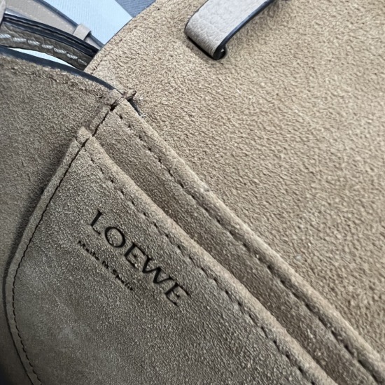 The 20240325 P780 L ⊚℮℮℮ Gate Dual new version (new color) miniGate Dual handbag is crafted from soft natural cow leather, showcasing Loe * we's unparalleled leather craftsmanship, and comes with a knotted leather strap with saddle stitching and a metal b