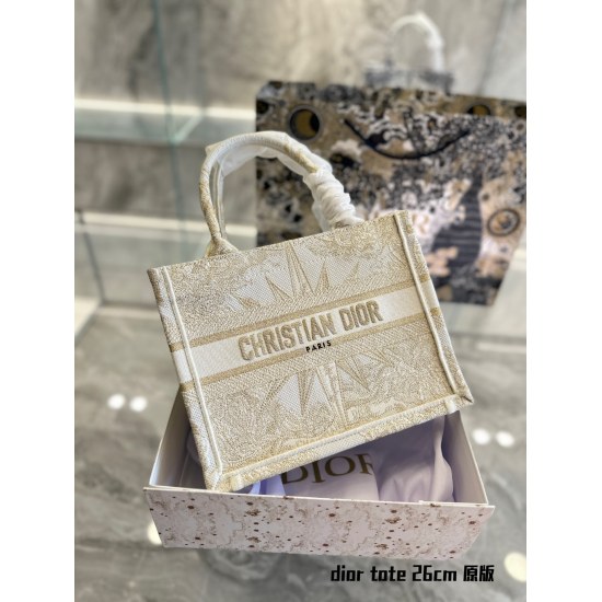 On October 7, 2023, the Dior Original Dior Tote Tote Bag is the most recognizable among Dior bags, with classic and durable patterns and embroidery. Large capacity and light weight make daily commuting, work, business trips, and travel very convenient. Th