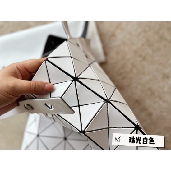 2023.09.03 165 Unpacked Upgrade issey miyake BAOBAO Miyake 6x6 Shopping Bag Size 34x34cm 〰️ Pearlescent white is too suitable for summer. It's light, convenient, and refreshing. It comes with a genuine black and white card and seamless hardware splicing o