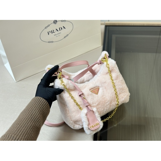 2023.11.06 185 box size: 22.16cm Prada hobo rabbit hair Prada three in one! A large bag similar to a dumpling bag with a small bag, a wide shoulder strap with a chain, instantly came up with N matching methods in my mind, very versatile, and the upper bod