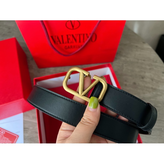 On November 10, 2023, the 145 comes with a packaging size of 3cm wide Valentino Treasure Belt that really exudes a sense of style! High appearance cowhide leather! Complete packaging! (Note size when placing an order)
