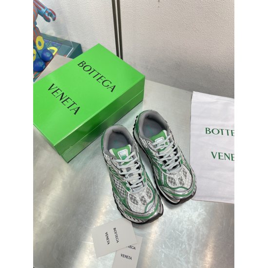 On January 5, 2024, the 310BV Orbit sports shoes produced by Wang Yibo are the same as the couple's dad shoes Runner sports shoes, made of lightweight technology mesh fabric. Rubber outsole with geometric pattern design. Rocket series high version recogni