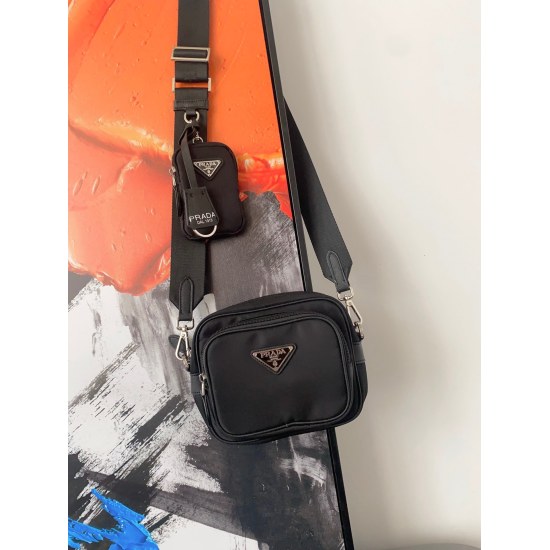 2023.11.06 P185 Prada Triangle Hobo Three in One Men's Camera Bag Nylon Fabric Shoulder Bag Casual Versatile Crossbody Bag features exquisite inlay craftsmanship, classic and versatile physical photography, original factory fabric delivery, small ticket d