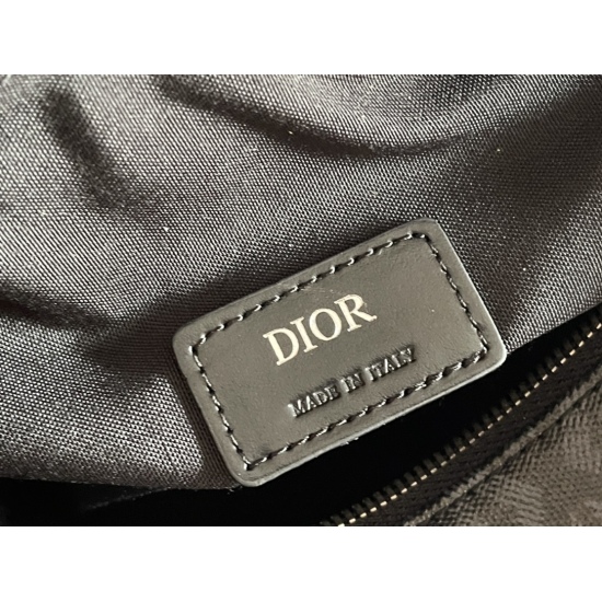 The Dior Lingot messenger bag for 20231126 P640 is a new product of the season, practical, elegant, and unique. The structure is clearly defined, carefully crafted using Dior Grey CD Diamond pattern canvas, inspired by Dior archives, with smooth cowhide d