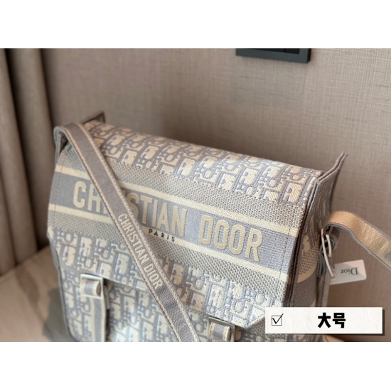 On October 7, 2023, the 310 comes with a box (high order version) size: 29 * 27cm. The brand new ObliqueD vintage embroidered postman bag has a very light weight! Super good-looking! Both men and women!