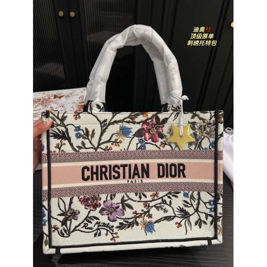 2023.10.07 Large P345 ⚠️ Size 41.34 Medium P340 ⚠️ Size 36.27 Dior embroidered shopping bag ⚠️ Top Original Super Classic Series cool and cute Perfect Beauty Fashion Versatile Cute and Charming Girl Is You