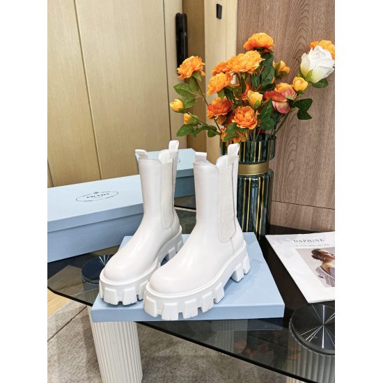 20230923, 340 class top, 2022SSS launched the Prada short boot series PRADA, an early autumn and winter runway show popular on the internet. Prada can be used in important occasions with a fresh and luxurious feel. Wearing this shoe perfectly, it is elega