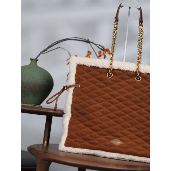 20231128 Batch: 780 ￥ LE POCHON_ A new shopping bag with a drawstring closure, made of Italian imported frosted leather and lamb wool, and equipped with a chain strap and detachable carrying shoulder strap. Paired with light bronze metal hardware, cotton 