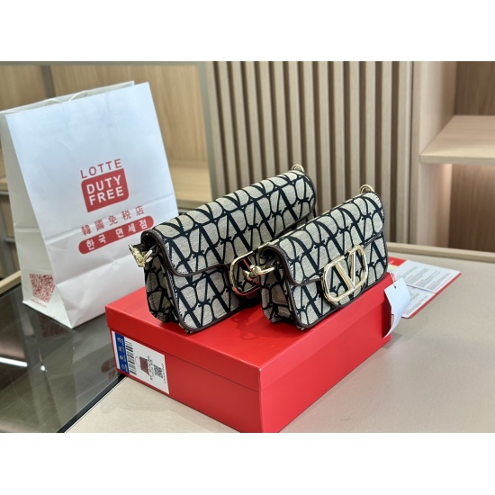 2023.11.10 230 220 box size: 27.14cm 20.12cm Valentino new product! Who can refuse Bling Bling bags, small dresses with various flowers in spring and summer~It's completely fine~
