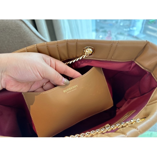 2023.11.17 210 box size: 36 * 30cmbur Lola new product chain bag shopping bag with soft leather and honing seam technology filled with advanced! It looks great with my basic style!