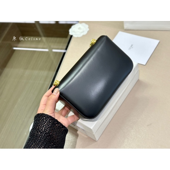 On March 30, 2023, 220 comes with a box CELIN.Triomphe Sailing's latest triumphal arch armpit bag, with a rectangular outline and a retro feel. Whatever you wear, this bag is high-end style. Size: 20.10cm