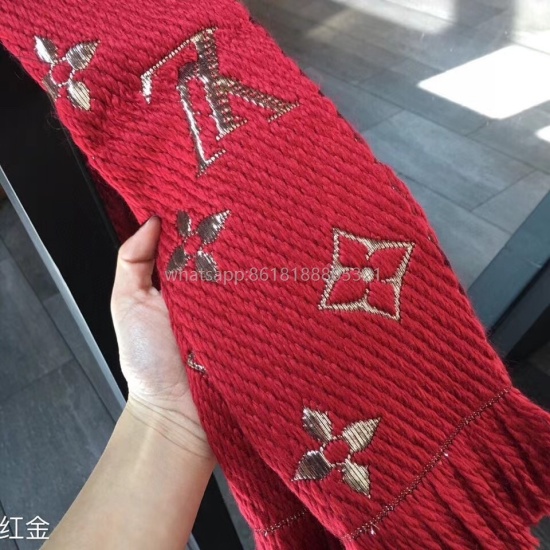 2023.07.03, Red Gold Louis Vuitton (Louis Vuitton), Tang Yan, Star, Same Style Autumn and Winter Wool Scarf, Thickened and Warm Cashmere Scarf, Shoulder Dual Use Solid Color This scarf is adorned with classic Monogram flower pattern and Louis Vuitton
