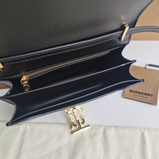 On March 9, 2024, the original P700 Burberry TB small exclusive logo leather buckle bag features a sleek leather shoulder bag with a lock decoration inspired by Thomas. Transform into a slanted backpack or handbag shape as you please. Size: W21 x H16 x D6