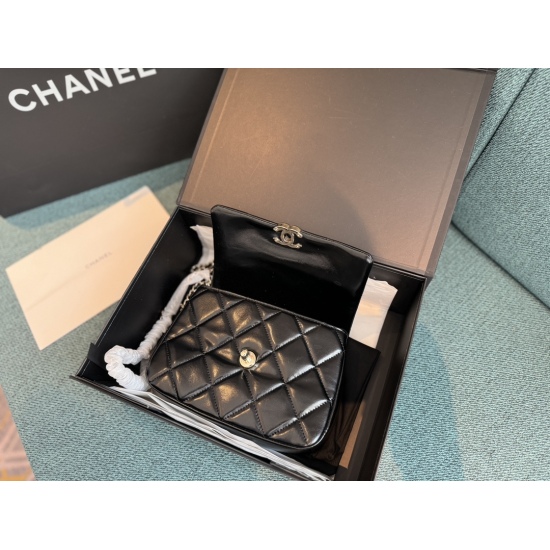 235 box size: 19.5 * 14.5cm Xiaoxiangjia 24c is the best looking new one! The new handle, CF, is so beautiful. The square fat guy/champagne buckle/handle is made of oil wax skin, which is cute and delicate, soft and sticky