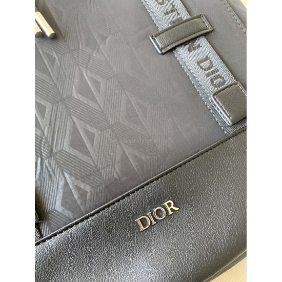 Dior backpack in stock ‼️ The new CD printed letter canvas backpack has been shipped, with a super high appearance and a very simple and neat shape. Coupled with vintage and unique old flowers, the iconic letter logo in the middle, it is a backpack with a