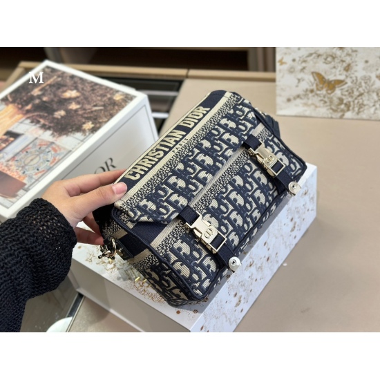 On October 7, 2023, the 315 comes with a folding box and an airplane box (high order version). Size: 29 * 18cm, the Dior Camp small mailman is really beautiful! Self weight is very light! Super good-looking! Both men and women! Search for Dior messenger p