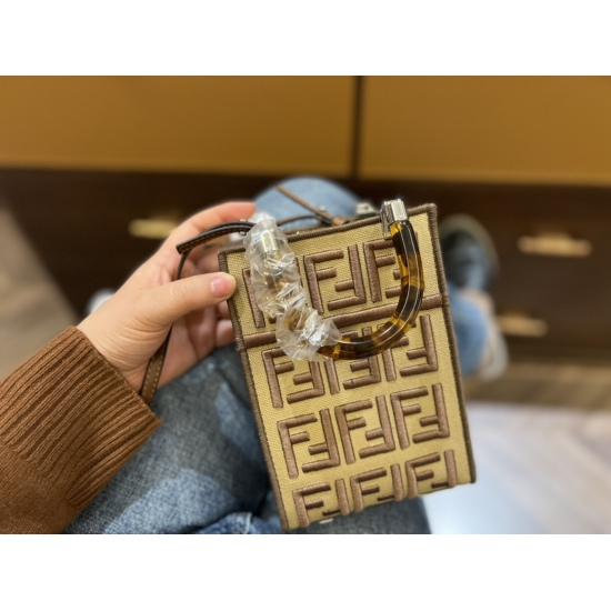 2023.10.26 210 Box size: 13 * 19cm Fendi Mini Shopping Bag Music Score The most popular tote model now has a great capacity! This bag is really cute: