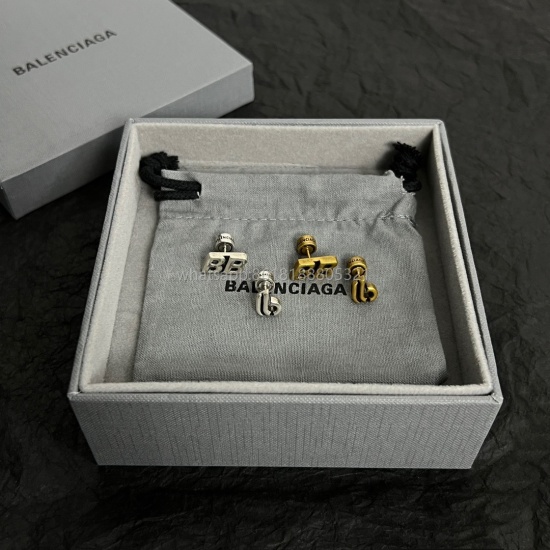 2023.07.23 Balenciaga retro earrings are simple and generous, big brand and full of gold, which look great with clothes!
