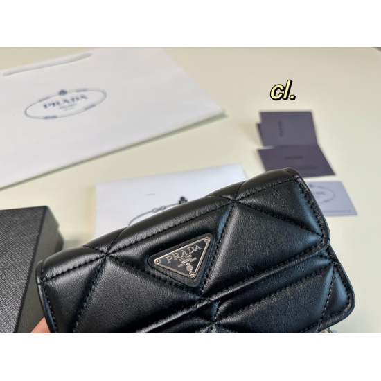 2023.11.06 P130 (with box) size: 16.510PRADA New Lingge Phone Bag Classic Lingge Texture ➕ A delicate small mobile phone with a soft and sticky foreskin, lightweight and comfortable~beautiful upper body effect