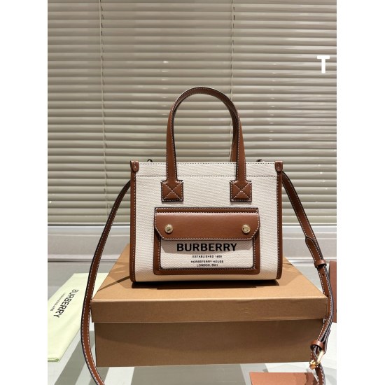 2023.11.17 P195 gift box ❤️  Burberry's new Tote bag, whether it's for daily travel, both male and female, is super popular for gaming. The capacity of this camera bag is large enough [Rose] to make many babies scream, super practical, and high-quality. I