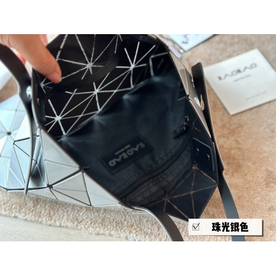 2023.09.03 165 Unpacked Upgrade issey miyake BAOBAO Miyake 6x6 Shopping Bag Size 34x34cm 〰️ Perfect for summer, it's light and convenient. It's fresh and refreshing. It comes with genuine black and white cards, genuine hardware, seamless splicing, and ori