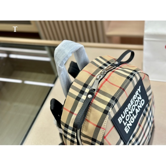 2023.11.17 225 First Bag | Burberry Backpack The entire bag is square, retro and cute, it's perfect. Not only does it require milk tea, but it also needs a bag to heal adult life. It sounds like a perfect match for Burberry Size: 23.29cm