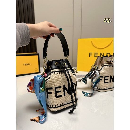 2023.10.26 P195 (Folding Box) size: 1220FENDI Fendi Love Grass Woven Small Water Bucket Bag The barrel body is woven with Lafite grass, presenting a sense of luxury immediately ✔️ Shoulder strap: detachable, with a large capacity: the concave shape in sum