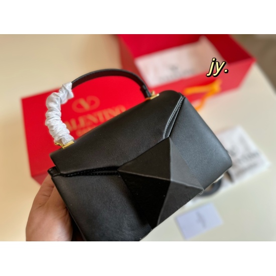 2023.11.10 P210 (Folding Box) size: 19.514 Valentino Big Rivet Tofu Bag Hot box Tofu Bag, Big Rivet Super Eye-catching ✨ Small and exquisite, meeting the needs of various occasions ❗ Available in multiple colors, very fashionable and durable ✅