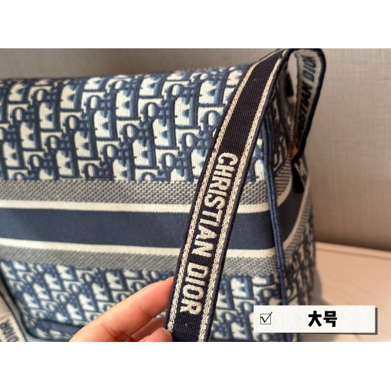 On October 7, 2023, the 310 comes with a box (high order version) size: 29 * 27cm. The brand new ObliqueD vintage embroidered postman bag has a very light weight! Super good-looking! Both men and women!
