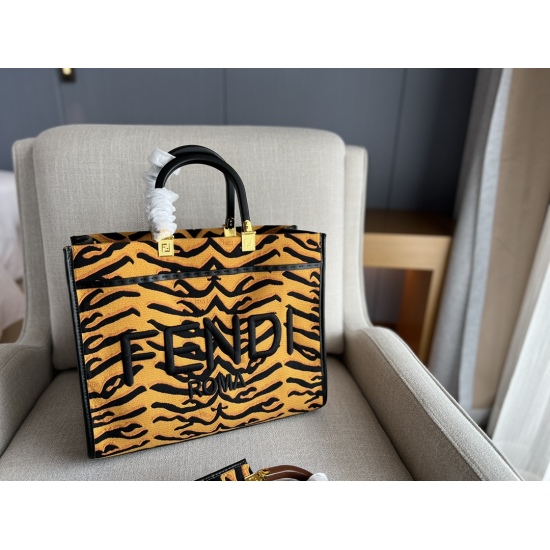 2023.10.26 235 Boxless Size: 35 * 30cmF Home Fendi Peekabo Shopping Bag: Classic tote design! But the biggest feature of this one is: portable: crossbody! Advanced, concise and grand!