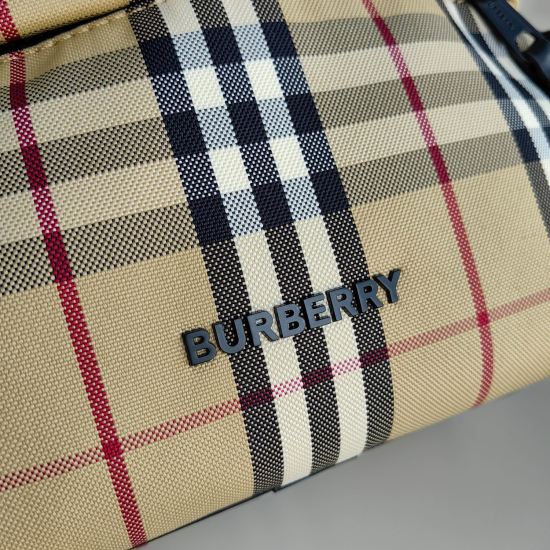 On March 9, 2024, the original P530 was decorated with Burberry plaid patterns and paired with a strap embellished with the brand logo jacquard. Adjustable diagonal strap with 3 slots and 1 zippered outer pocket; 1 external pocket with magnetic buckle, zi