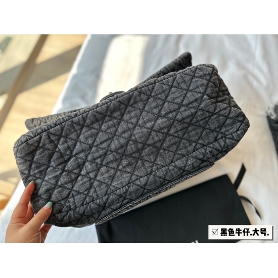2023.10.13 225 155 box size: 42 * 30cm (large) 36 * 25cm (medium) Xiaoxiangjia CF denim airport bag! The feeling of being lazy and flaccid with its own lazy effect! It's really super large! Too trendy and cool, this size! This stylish and easy to carry me