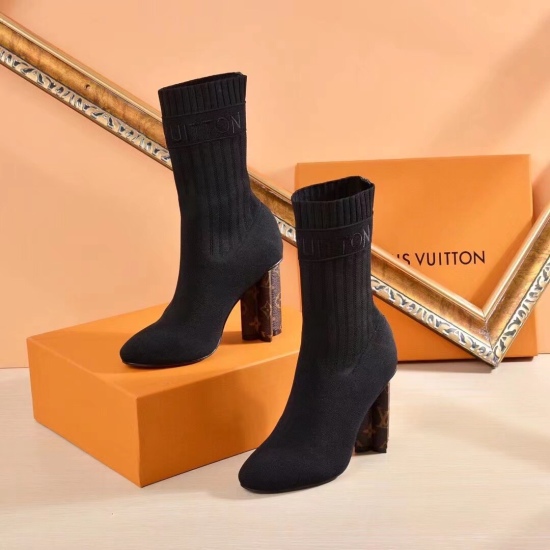 2023.11.19 L ❄ The new V sock boots have been shipped, with high-end fly woven upper/rose/rose upper embroidered with LV words, exquisite and perfect workmanship that can be worn all year round. The original version has a 1:1 opening, a 10cm high plum blo