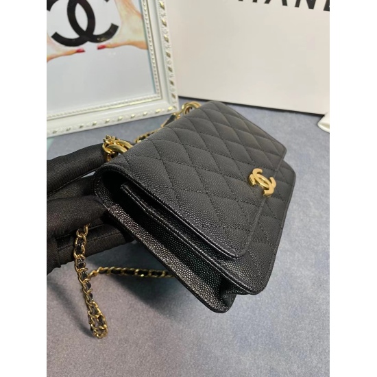 The shoulder strap of the P630 AP2428 Chanel Chain Wallet is made by splicing the iconic logo of the Double C Coco, making it a unique and eye-catching stir fried chicken! Very durable and must be purchased. Size: 19 * 13 * 3.5cm