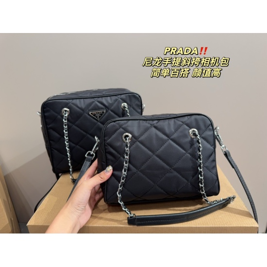 2023.11.06 Large P205 ⚠ Size 25.20 Small P195 ⚠ Size 22.16 Prada PRADA nylon handheld crossbody camera bag is simple and versatile, with high appearance value. The first choice for daily outings is trendy, cool, fashionable, and must be included for boys 