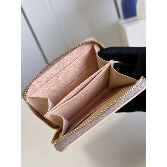 20231125 P540 [Exclusive Real Shot M82483 Gold] This Zippy Zippy Zipper Zero Wallet is made of Monogram jacquard canvas and is coated in a delicate design with a metallic luster. The exquisite configuration hides ample space, making it easy to put into a 