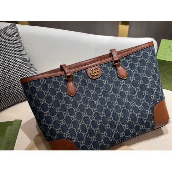On October 3, 2023, the P195 size 37 28 Gucci Gucci shopping bag is definitely the most suitable for the casual and casual little fairy. Although this Tote shopping bag looks ordinary, its overall design is of a simple and generous type. With the iconic C