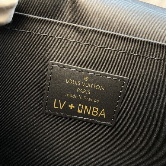 20231125 internal price P640 top-level original order [exclusive background] [Lvxnba Studio messenger bag] M58498 black This model is made of Monogram embossed cowhide, with prints and stickers connecting the basketball world and Louis Vuitton's fashion u