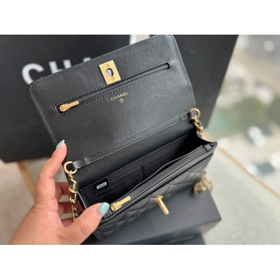 2023.09.03 185 box size: 20 * 13cm Xiaoxiangjia Wealth Pack Woc Wealth Pack, you can have to arrange the latest 23ss for yourself! The double C hanging down from the upper body is really beautiful