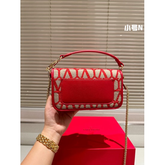 2023.11.10 P205 Folding gift box Valentino LOCO small black bag with two shoulder straps unlocks fashionable charm cool and cute The most beautiful girl in the whole street is 20cm in size